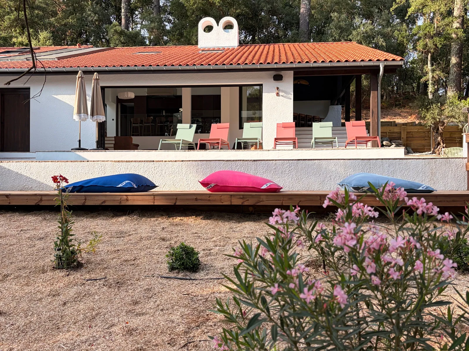La villa et son toit de tuiles, côté jardin