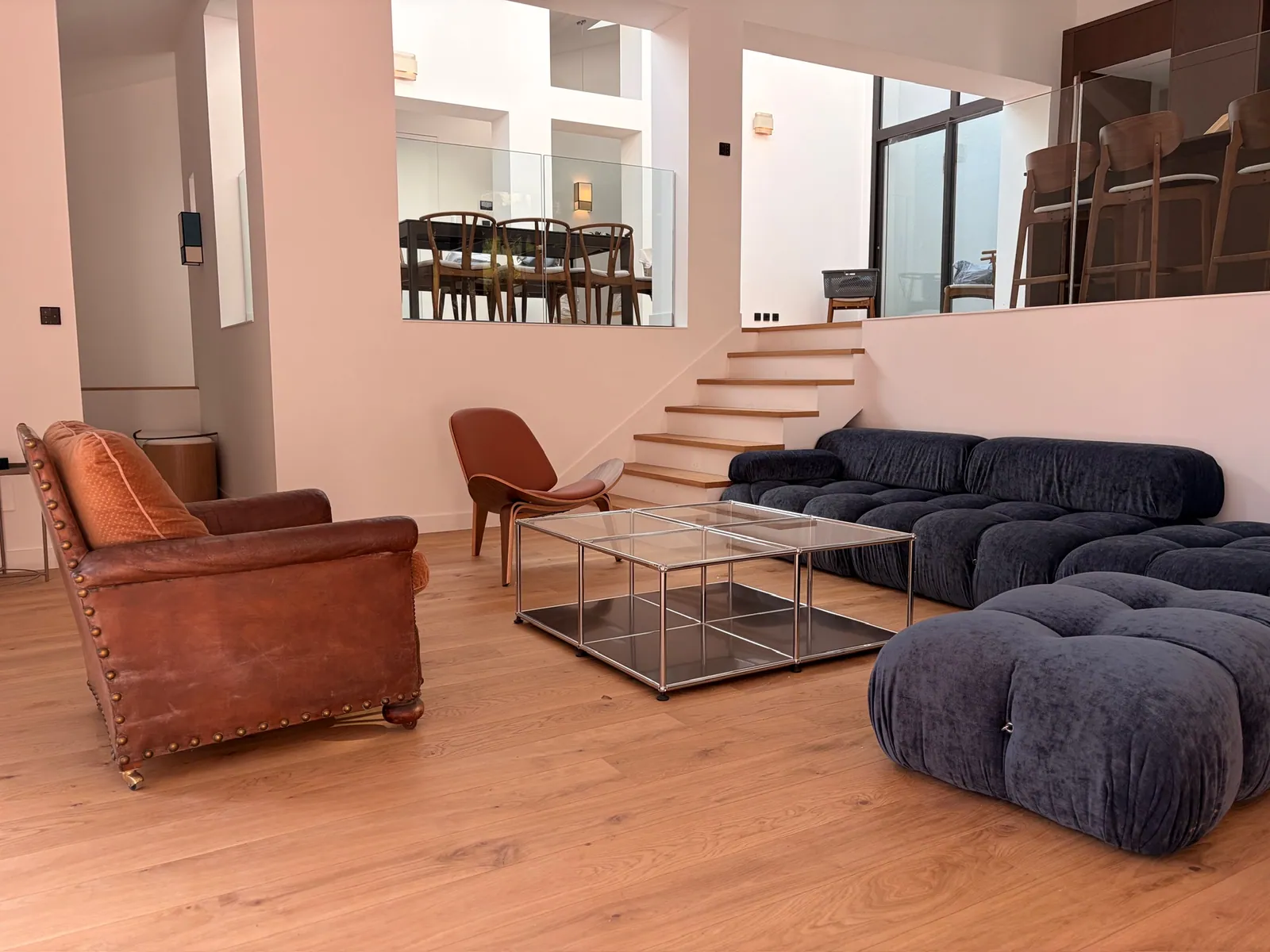 Volume à double hauteur, mezzanine et fauteuils en cuir