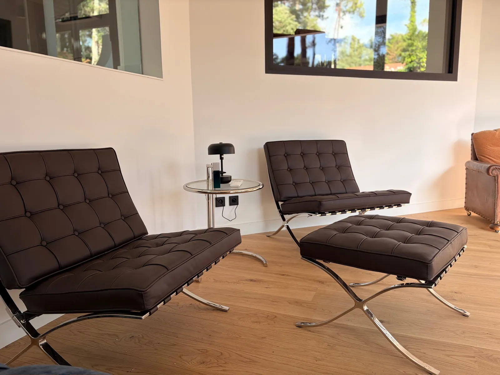 Les fauteuils Barcelona face à la baie vitrée