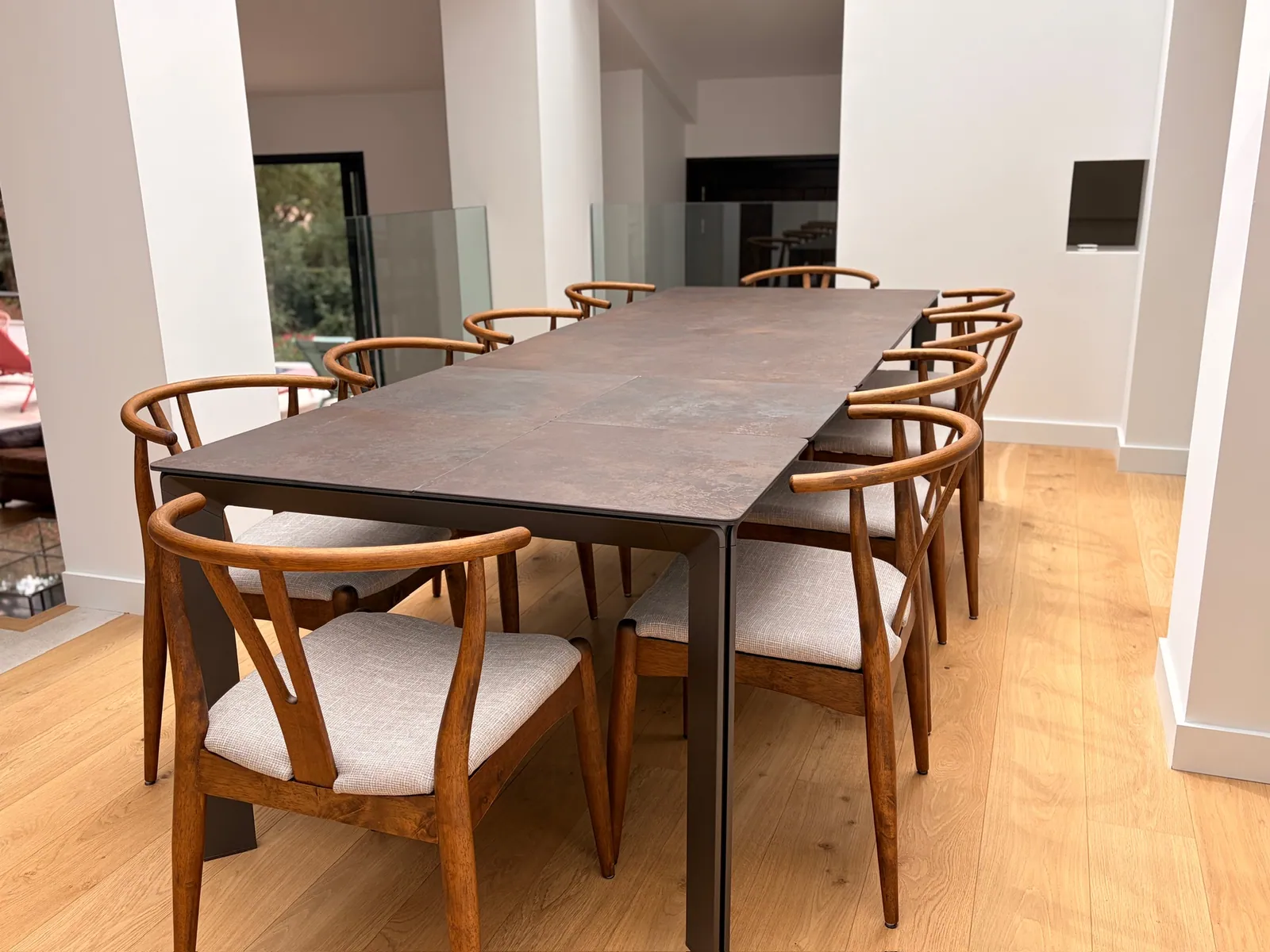 La grande table pour dix et ses chaises design
