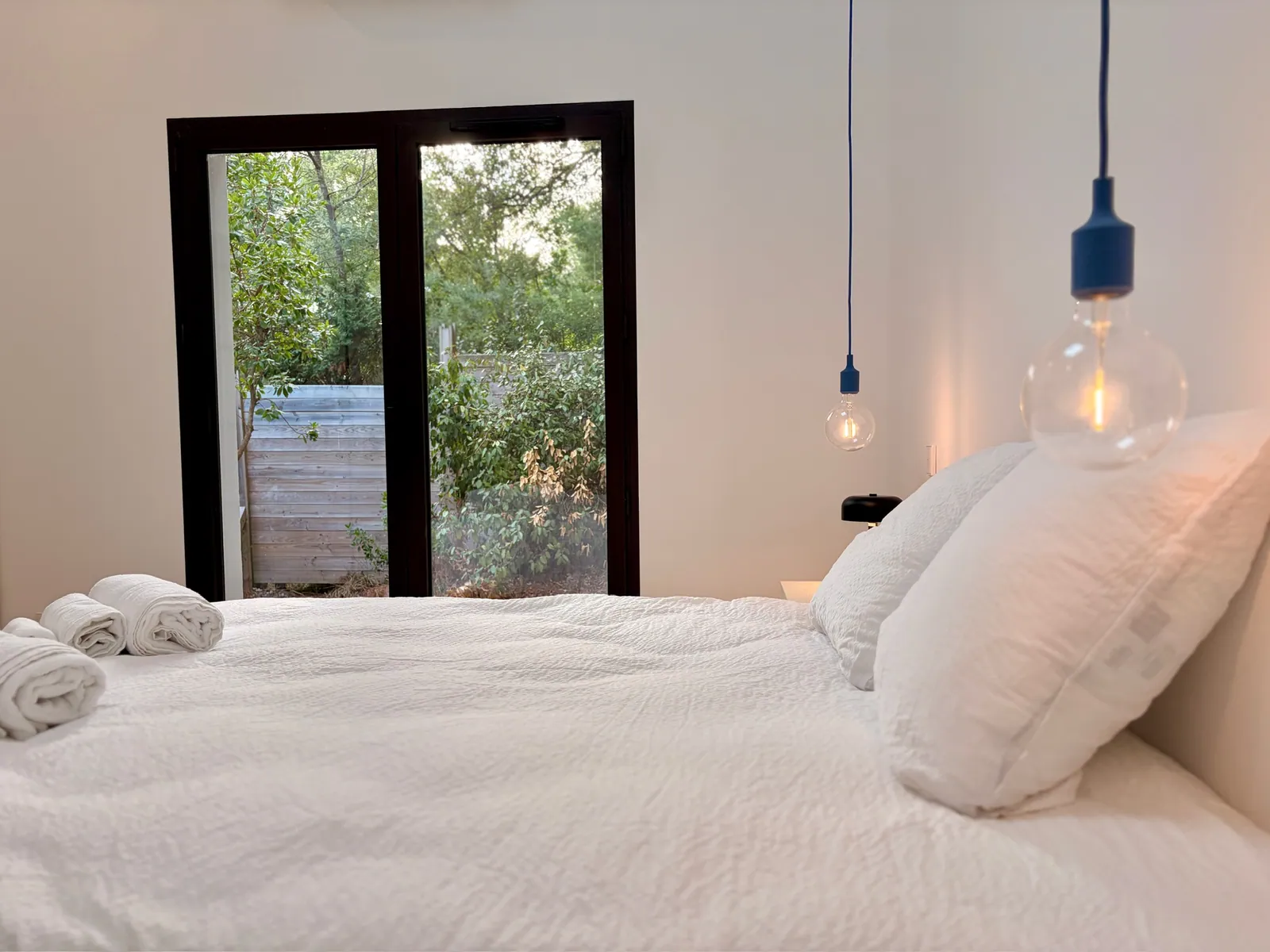 Suite 2 — chambre aux grandes baies