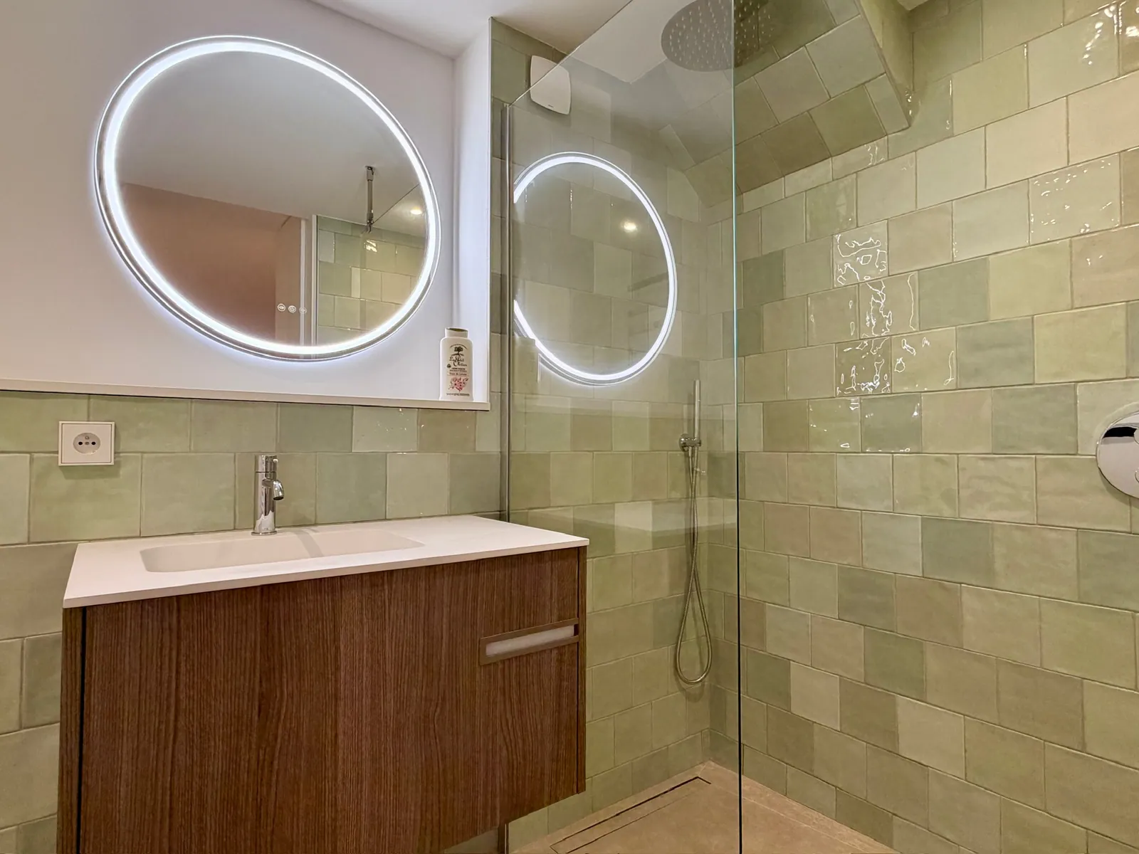 Suite 3 — salle d'eau vert d'eau, double miroir