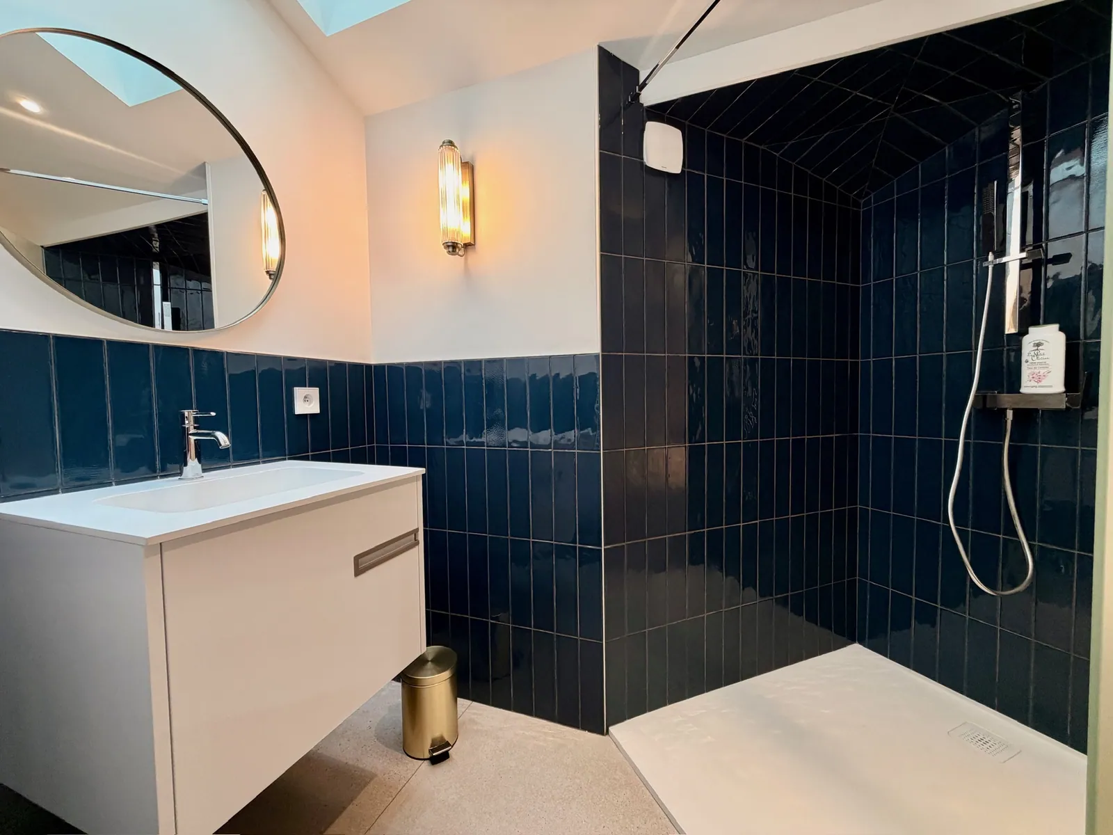 Suite 4 — salle d'eau bleu nuit, douche à l'italienne